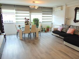 Piso de tres dormitorios y baño completo en Villayuventus II.