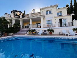 Villa con vistas al golf de Elviria y al mar