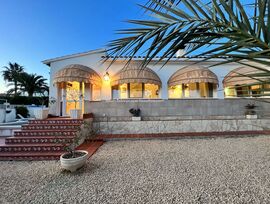 CASA/CHALET TOTALMENTE REFORMADA, SOLEADA DE 3 DORMITORIOS EN VENTA Y MUY CERCA DE LA PLAYA