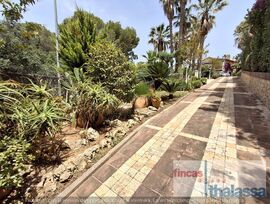 CASA CON MAGNÍFICO TERRENO A 2 MIN DE LA PLAYA DE FENALS