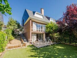 Precioso Chalet Pareado de esquina en venta en Urbanización Parque Collado, Collado Mediano