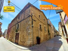 Casa de piedra en el centro.