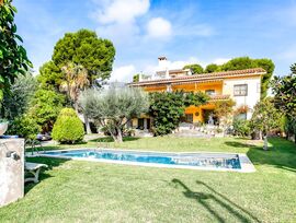 Chalet con magnífico jardín y vistas al mar