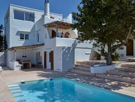 Fantástica propiedad dividida en 3 unidades a poca distancia de la playa