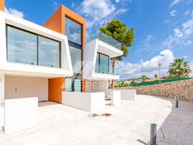 CHALET PAREADO EN URBANIZACIÓN PRIVADA CON PISCINA Y PÁDEL