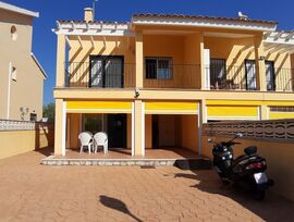 ADOSADO 4 HABITACIONES EN URBANIZACIÓN CHELO