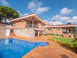 Venta de espectacular villa en Santa Susanna.