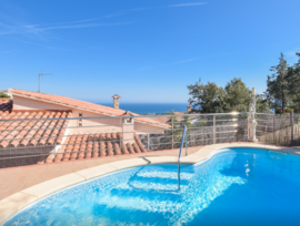 Venta de bonita casa con piscina privada en Santa Susanna.