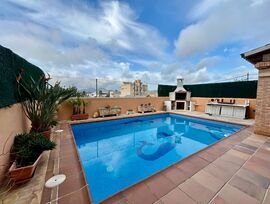 Vivienda Familiar Pareada con Piscina Privada en el Corazón de Jesús