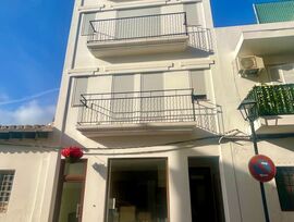 Se alquila local comercial en pleno centro de Santa Eulalia.