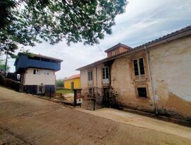 Conjunto de casona , pajar y panera con una parcela preciosa en el Concejo de Pravia, Asturias