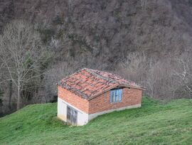 SE VENDE BONITA CUADRA DE RECIENTE CONSTRUCCIÓN CON UNA GRAN PARCELA EN LA LOCALIDA DE DEMUÉS