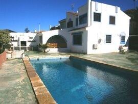 Chalet pareado cerca de todos los servicios