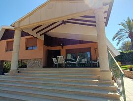 FANTASTICO CHALET  EN VENTA EN URB. LOMA BADA  PETRER -- ALICANTE
