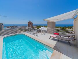 Ático en La Bonanova, Palma de Mallorca, vistas panorámicas al mar, piscina privada.