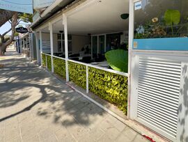 Restaurante activo, rentable, listo para trabajar en traspaso en Palma de Mallorca, junto al mar.