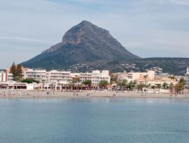 BAR  EN MAGNIFICA SITUACION COMERCIAL   TOTALMENTE EQUIPADO  Y FUNCIONANDO  EN LA PLAYA DEL ARENAL DE JAVEA