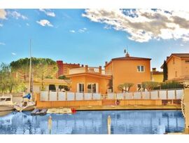 CASA AL CANAL CON AMARRE PARA CATAMARAN Y PISCINA