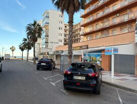 Local comercial a 50 metros del paseo marítimo de roses de 52 m2 mas un garaje de 14 m2 en la mejor zona comercial de Santa Margarida, Roses.