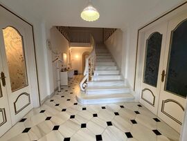 Esta preciosa y distinguida casa señorial, construida sobre una amplia parcela de 818 m² y 350 m3 construidos, combina el encanto de las viviendas con historia.