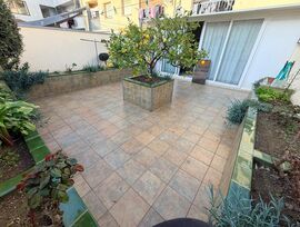 Gran apartamento muy céntrico, de 82 m2 habitables mas 60 m2 de terraza y posibilidad de comprar aparte un garaje cerrado de 18 m2.