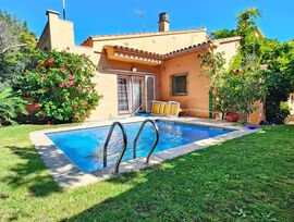 VENDIDA  casa y local en venta en l Escala  a pocos metros de la playa