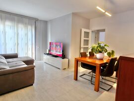 En el corazón de Santa Coloma de Gramanet, en la zona del Fondo, se presenta una oportunidad excepcional para adquirir un inmueble que combina comodidad, estilo y una ubicación inmejorable