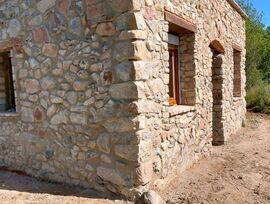 Bella finca rústica de 3,6 Ha con casa de piedra