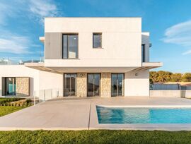 Chalet independiente de obra nueva con garaje y piscina privada cerca del gampo del golf en Finestrat