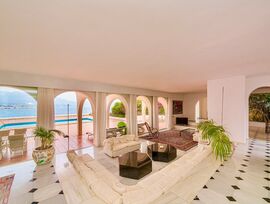 CHALET DE ESTILO IBICENCO EN PRIMERA LÍNEA EN ALBIR