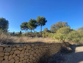 Gran parcela con piedra natural en Benidorm