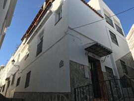 MAGNÍFICA CASA ADOSADA  CON TRES PLANTAS EN EL CENTRO DEL PUEBLO DE SALOBREÑA.