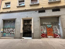 Situado en barrio Camp de l´Arpa, a 400 m de la Sagrada Familia.