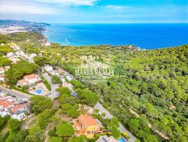Parcela para la construcción de una casa de lujo con vistas panorámicas al mar y a la montaña
