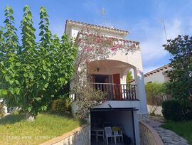 Casa esquinera con vistas al mar en Can Molas II – Estilo ibicenco y jardín privado