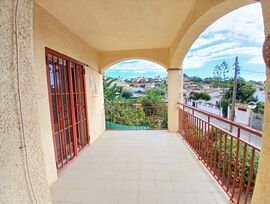 Casa unifamiliar de una planta, a cuatro vientos, con terraza y jardín