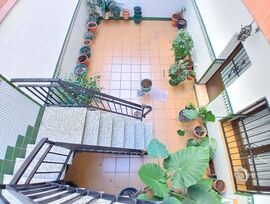 Piso tipo dúplex con garaje, chimenea y patio en El Vendrell