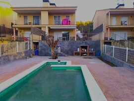 Casa apareada con piscina, jardín y vistas despejadas en Les Palmeres – Canyelles