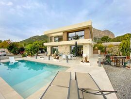 Espectacular chalet independiente con parcela de 3.983 m² en Polop.