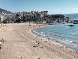 Gran Piso en primera línea de Playa de Poniente con vistas panorámicas al Mar