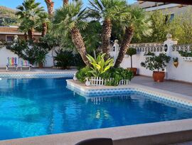 Precioso chalet con 6 habitaciones, piscina privada, muy soleado en (Racó de l'Oix. Benidorm)