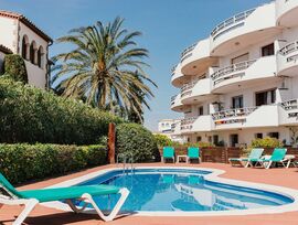 Residencia compuesta por 6 casas adosadas con piscina.