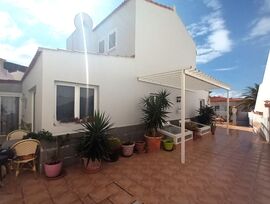 Exquisita vida de lujo en Loma Dos, Arguineguin: Casa principal de 4 dormitorios con piscina privada, apartamento independiente y vistas espectaculares.