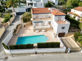 Exquisita Villa en una Prestigiosa Zona Residencial de Calpe, con Vistas al Mar