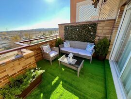 Piso con terraza en calle Sofía en urbanización con piscina y zonas comunes en la mejor zona de Las Rosas.