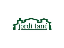 Terreno edificable , situado a pocos metros del centro .