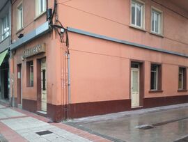 Bajo comercial en la Calle de la Torre