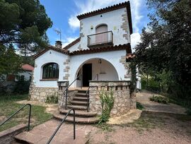 Preciosa casa para reformar en Aiguafreda con piscina y terreno de 1300m2. con opción de comprar 700m2 más.