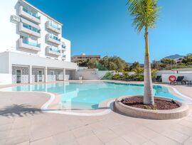 Apartamento listo para entrar a vivir con 2 dormitorios, con opción de plaza de garaje y trastero, en una nueva residencia con piscina.