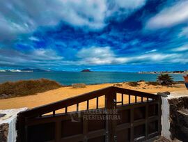 Villa Frente al Océano con Acceso Directo a la Playa en Corralejo, Fuerteventura